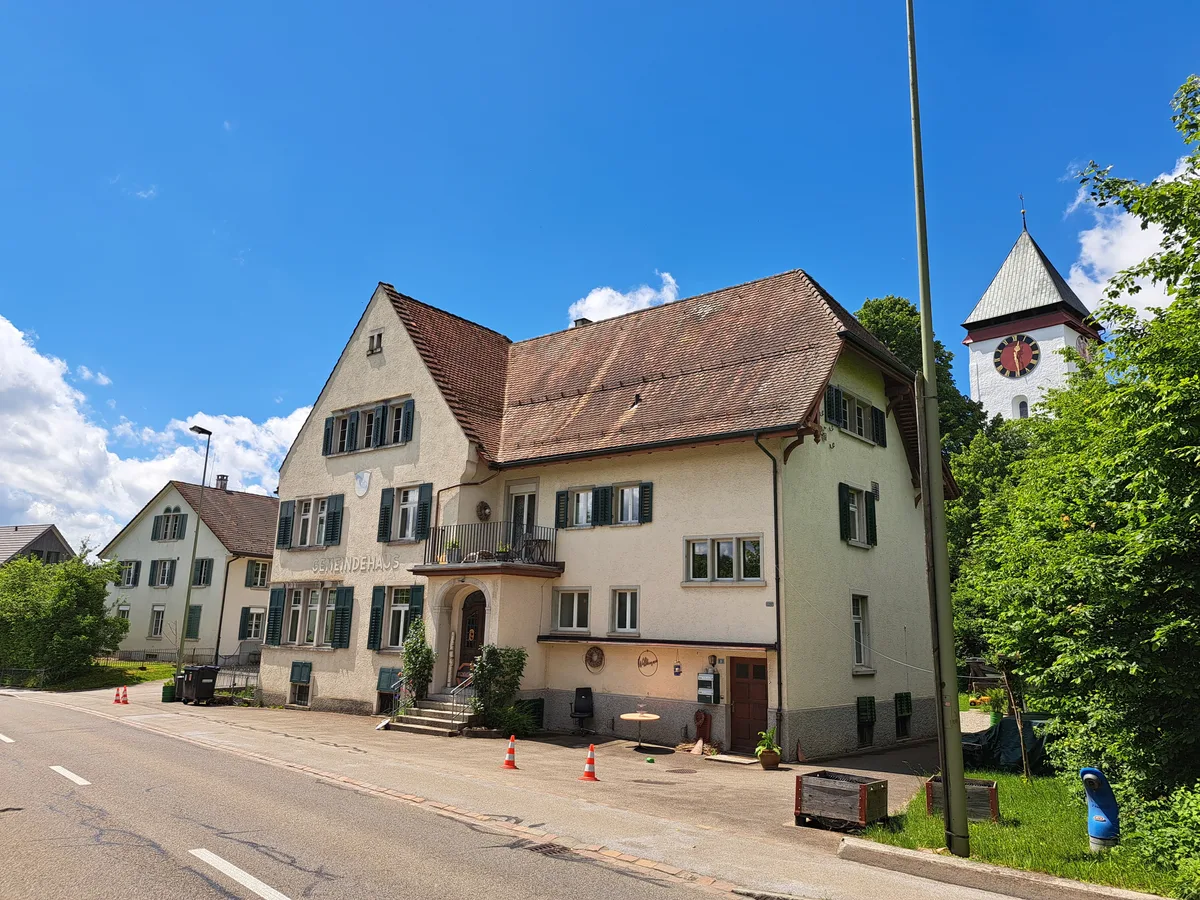27299049-9 Der Stadtrat muss seine Pläne für günstigen städtischen Wohnraum in Oberillnau beerdigen. Die beiden Neubauten sollten hinter dem alten Gemeindehaus und dem benachbarten, ehemaligen Sekundarschulhaus entstehen.