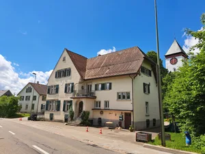 27299049-9 Der Stadtrat muss seine Pläne für günstigen städtischen Wohnraum in Oberillnau beerdigen. Die beiden Neubauten sollten hinter dem alten Gemeindehaus und dem benachbarten, ehemaligen Sekundarschulhaus entstehen.