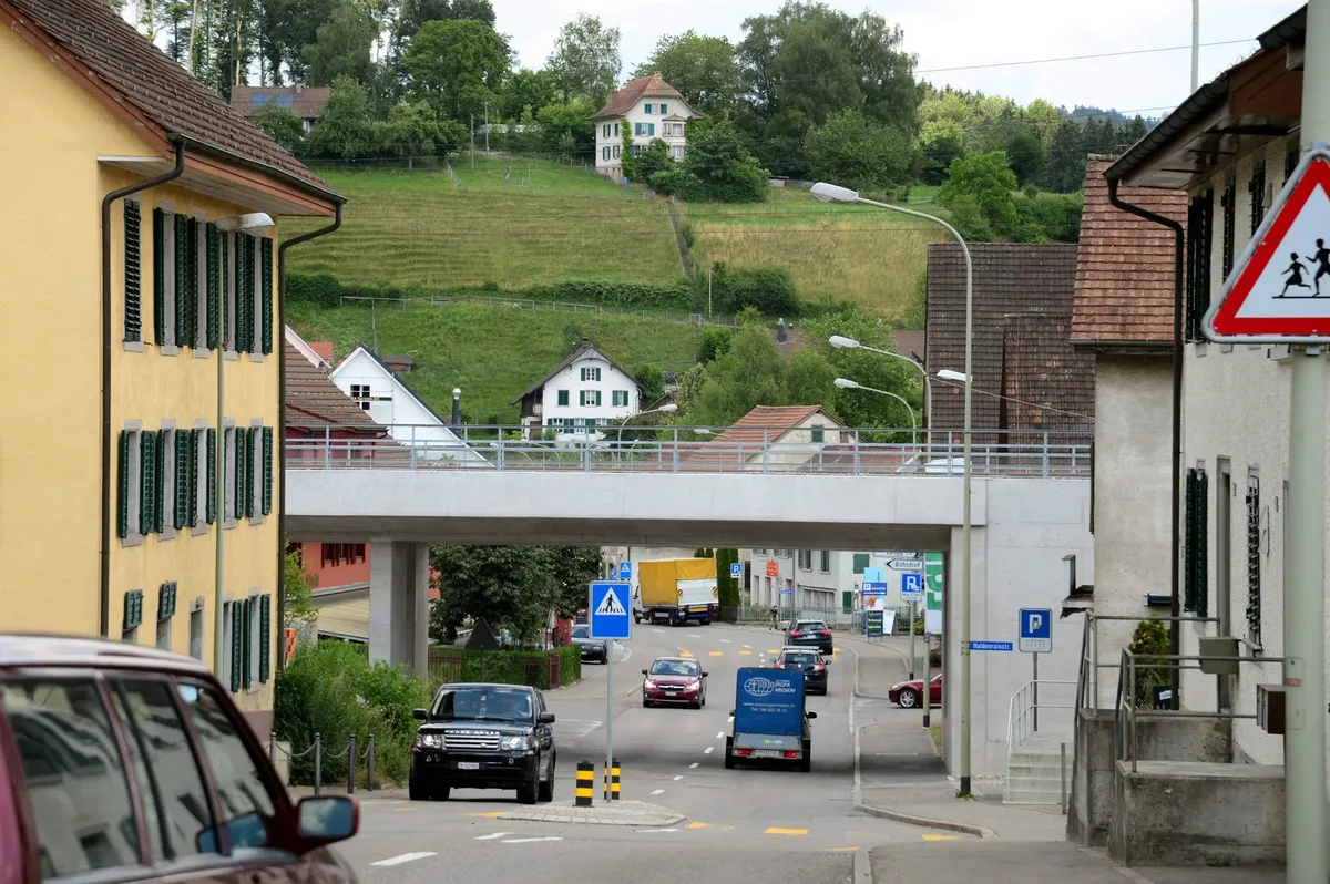 24264587-1 Für die Usterstrasse in Unter-Illnau soll ab Hausnummer 29 (erstes Haus rechts) bis zum Kreisel künftig Tempo 30 gelten.