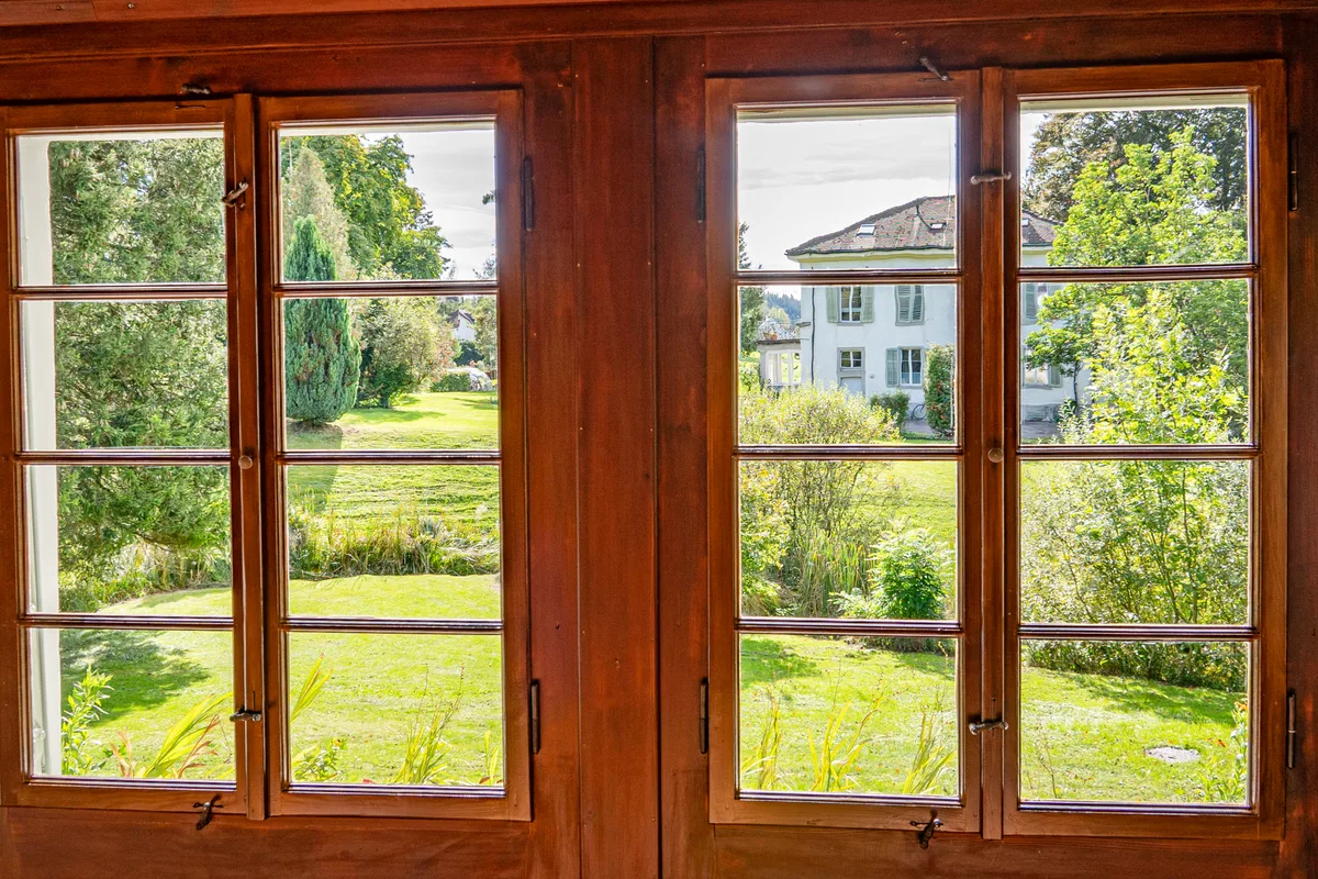 Blick aus dem bereits sanierten Teehaus zur Villa Spörri. Diese steht jetzt einer Sanierung bevor. Blick aus dem bereits sanierten Teehaus zur Villa Spörri. Diese steht jetzt einer Sanierung bevor.