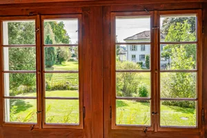 Blick aus dem bereits sanierten Teehaus zur Villa Spörri. Diese steht jetzt einer Sanierung bevor. Blick aus dem bereits sanierten Teehaus zur Villa Spörri. Diese steht jetzt einer Sanierung bevor.