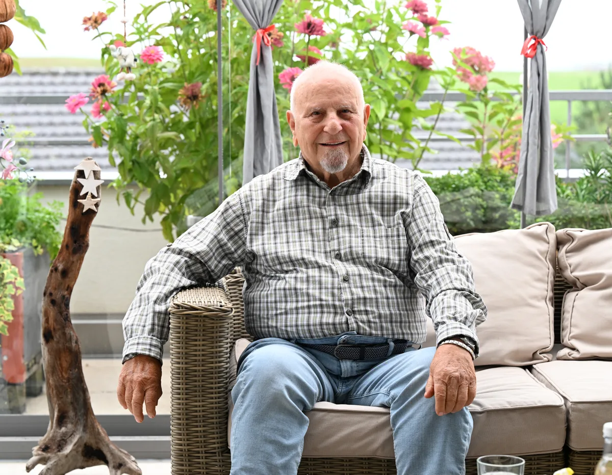 30075952-6 Giuseppe Lucino in seinem Wintergarten in Illnau. Obwohl er Italien in seiner DNA habe, wie er es nennt, wolle er nicht mehr zurück: «Hier ist meine Familie.»