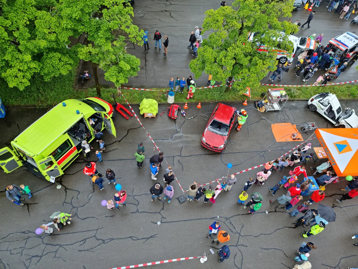 Die Feuerwehr von Illnau-Effretikon zeigt am Blaulichttag 2024 der Öffentlichkeit ihr Können. Die Feuerwehr von Illnau-Effretikon zeigt am Blaulichttag 2024 der Öffentlichkeit ihr Können.
