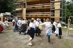 29509389-1 Beim neusten Stück des Verein Freilichtspiele Illnau wird die erste küchenfertige Suppe der Welt erfunden, gestreikt – und auf der Chilbi getanzt.