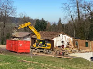 23259510-4 Mit einem Bagger wurde der baufällige Teil des Pfadiheims abgerissen.