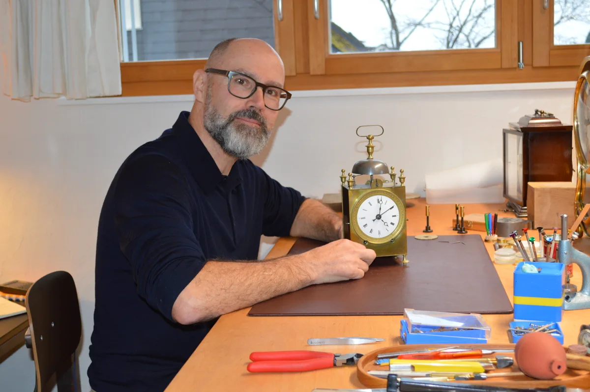 René Etter ist seit wenigen Jahren selbststaendig und repariert Grossuhren.