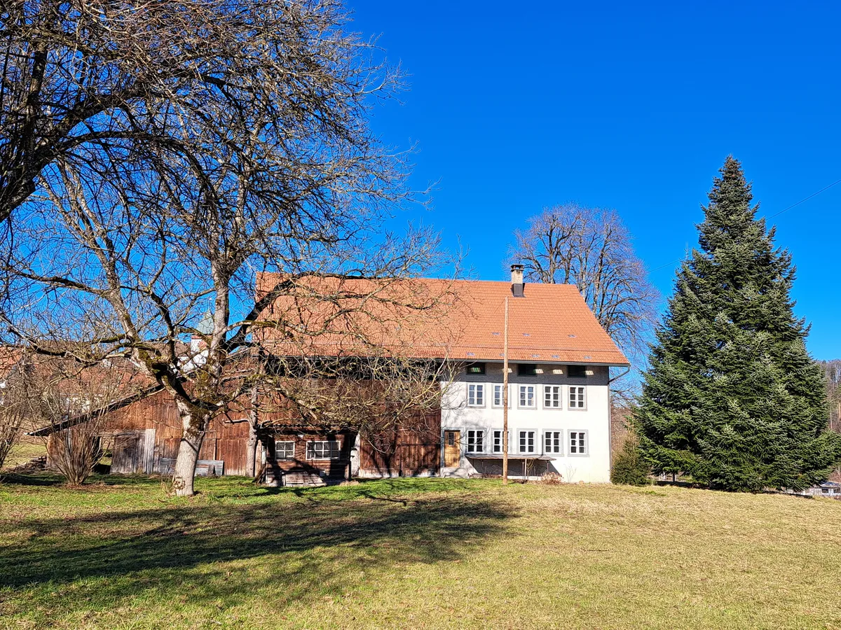 Im linken Teil des Bauernhauses – dem einstigen Tenn und Stall – soll künftig ebenfalls gewohnt werden. Geplant sind ein Wohn-Essraum und vier Schlafzimmer. Im linken Teil des Bauernhauses – dem einstigen Tenn und Stall – soll künftig ebenfalls gewohnt werden. Geplant sind ein Wohn-Essraum und vier Schlafzimmer.