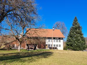 Im linken Teil des Bauernhauses – dem einstigen Tenn und Stall – soll künftig ebenfalls gewohnt werden. Geplant sind ein Wohn-Essraum und vier Schlafzimmer. Im linken Teil des Bauernhauses – dem einstigen Tenn und Stall – soll künftig ebenfalls gewohnt werden. Geplant sind ein Wohn-Essraum und vier Schlafzimmer.