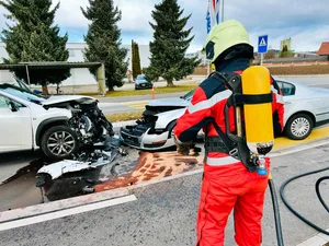 26329943-4 Die Feuerwehr Pfäffikon ZH sicherte die Unfallstelle mit Verkehrsumleitungen und Brandschutzmassnahmen ab.