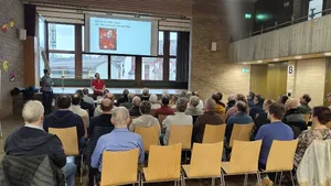 29167125-8 Die Einwohnerinnen und Einwohner brachten sich mit grossem Interesse ein.