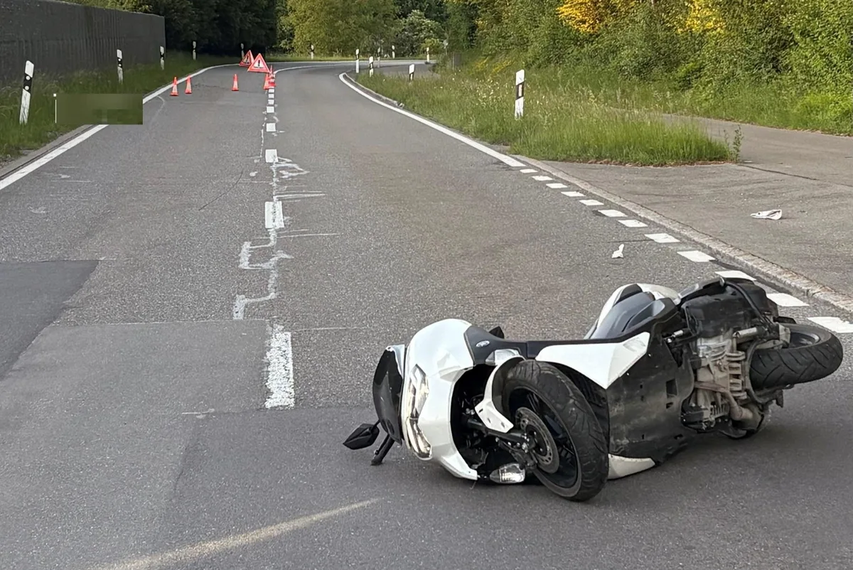 30846844-1 Ein Rollerfahrer verletzte sich bei einem Selbstunfall in Fehraltorf schwer.