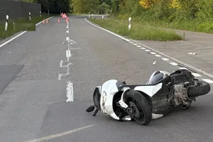 30846844-1 Ein Rollerfahrer verletzte sich bei einem Selbstunfall in Fehraltorf schwer.