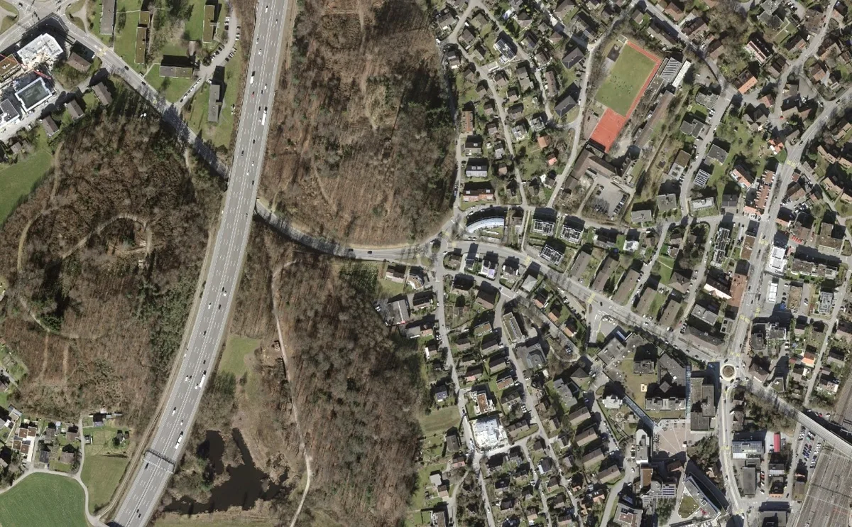 20696580-2 Neuer Belag, neuer Fussgängerstreifen, neue Beleuchtung: Auf dieser Kantonsstrasse wird bald gebaut.