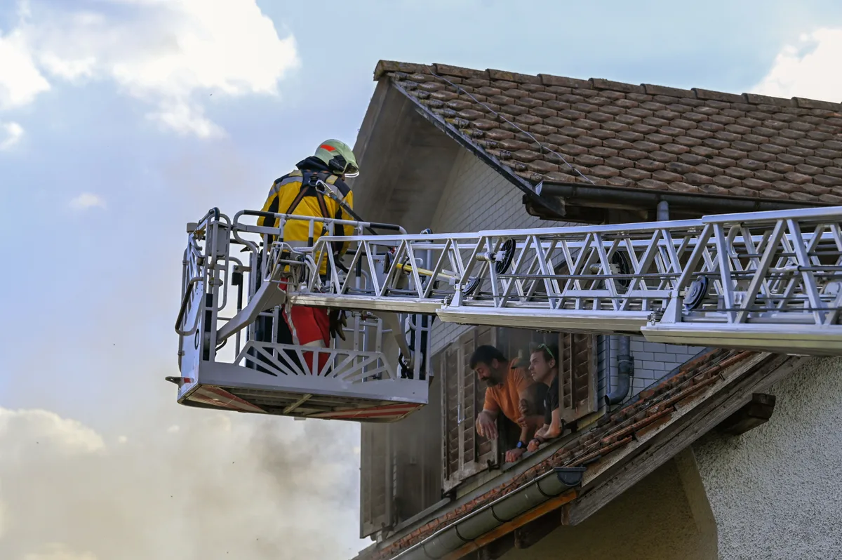 21312766-3 Die Drehleiter kam bei der Übung ebenfalls zum Einsatz.