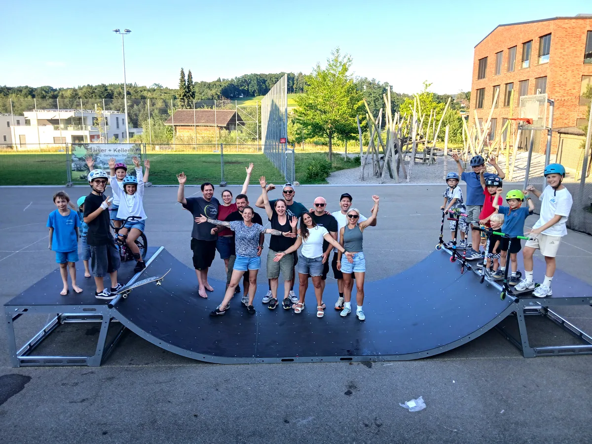 Während der Sommerferien können auf der Minirampe in Illnau Tricks und Sprünge geübt werden. Während der Sommerferien können auf der Minirampe in Illnau Tricks und Sprünge geübt werden.