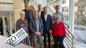 29401541-1 Sie haben die Wahl in den Stadtrat von Illnau-Effretikon geschafft (von links): Rosmarie Quadranti, Samuel Wüst, Marco Nuzzi, Philipp Wespi, Simon Binder, Michael Käppeli und Brigitte Röösli.