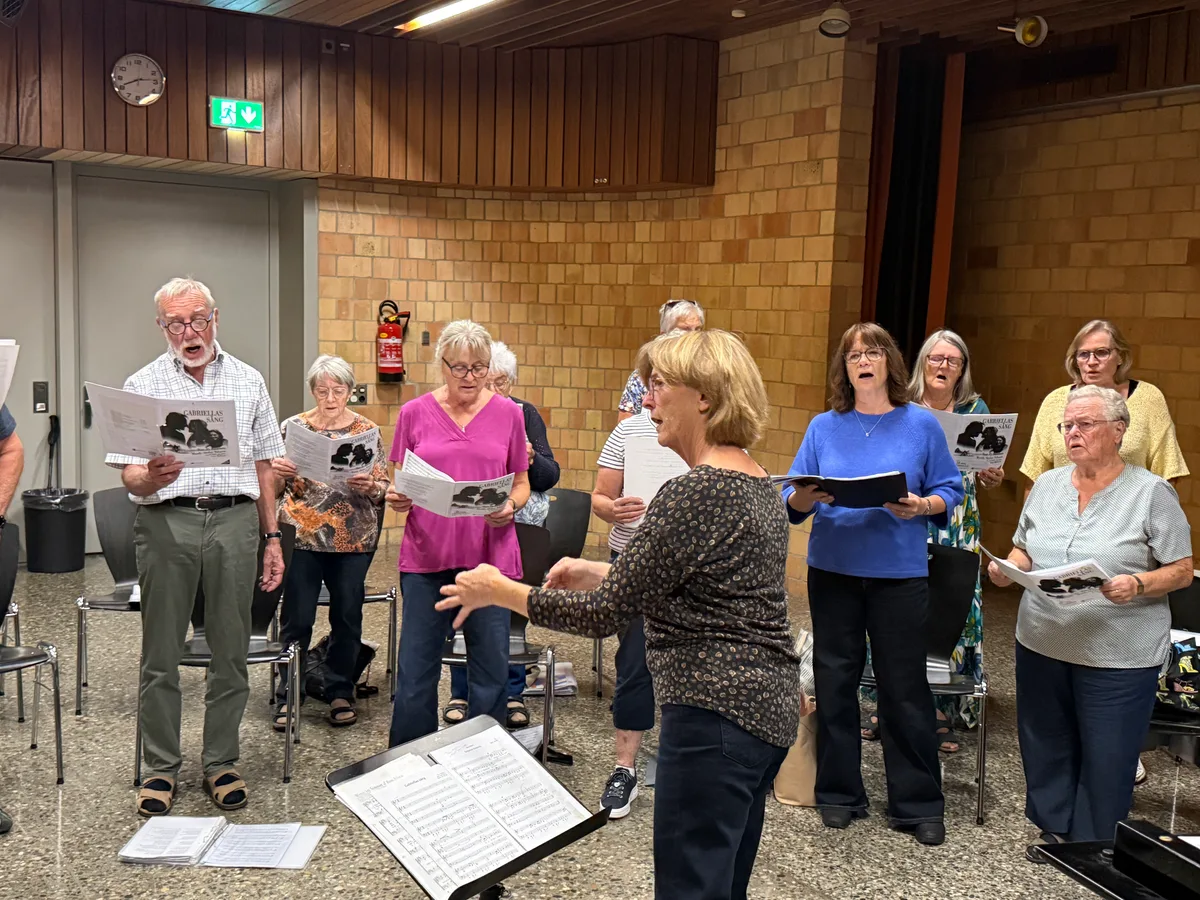 Der Gemischte Chor Lipperschwendi probt für ein besonderes Konzert: das Jubiläumskonzert zum 100-jährigen Bestehen. Dirigentin ist seit 2003 Karin Steinauer.