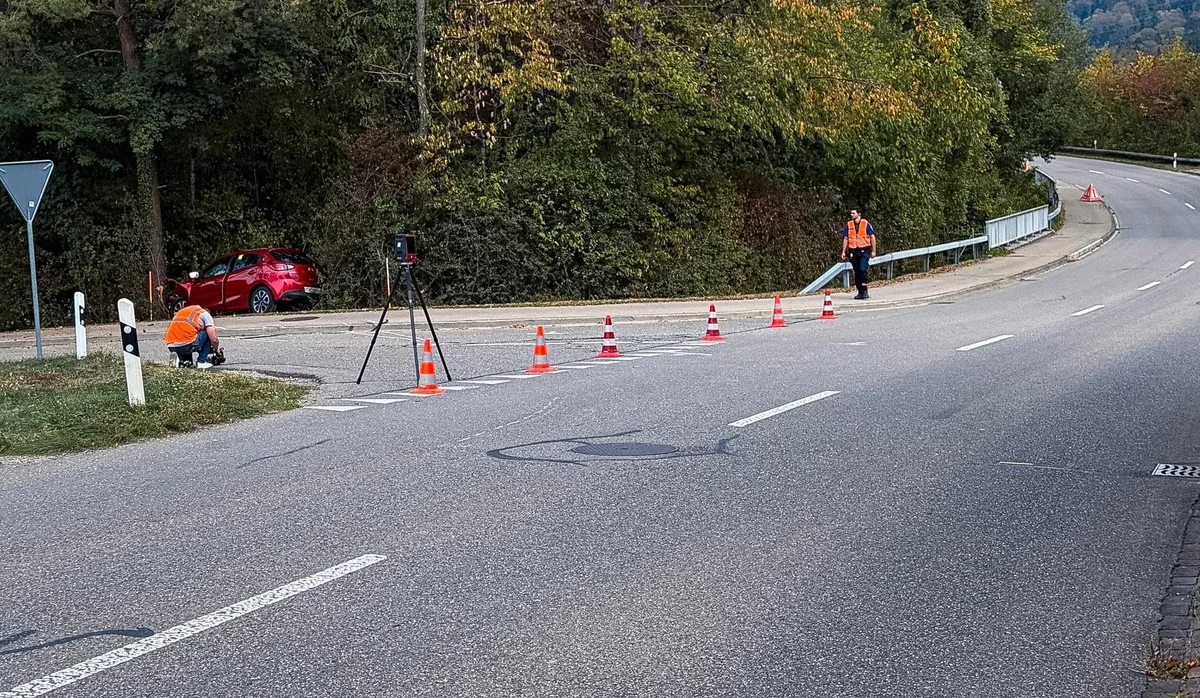 Der Unfall passierte am Mittwochmittag, als der Bus in die Alte Poststrasse (links) einbiegen wollte. Das rote Auto versuchte zu überholen, worauf es zur Kollision kam. Der Unfall passierte am Mittwochmittag, als der Bus in die Alte Poststrasse (links) einbiegen wollte. Das rote Auto versuchte zu überholen, worauf es zur Kollision kam.