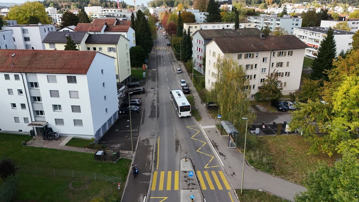 14105558-2 Die Illnauerstrasse wird in Fahrtrichtung Bahnhof Effretikon ab der Bushaltestelle «Wattspitz» als Einbahnstrasse signalisiert. Der Durchgangsverkehr wird umgeleitet – die Busverbindung verkehrt aber weiter über die Illnauerstasse.