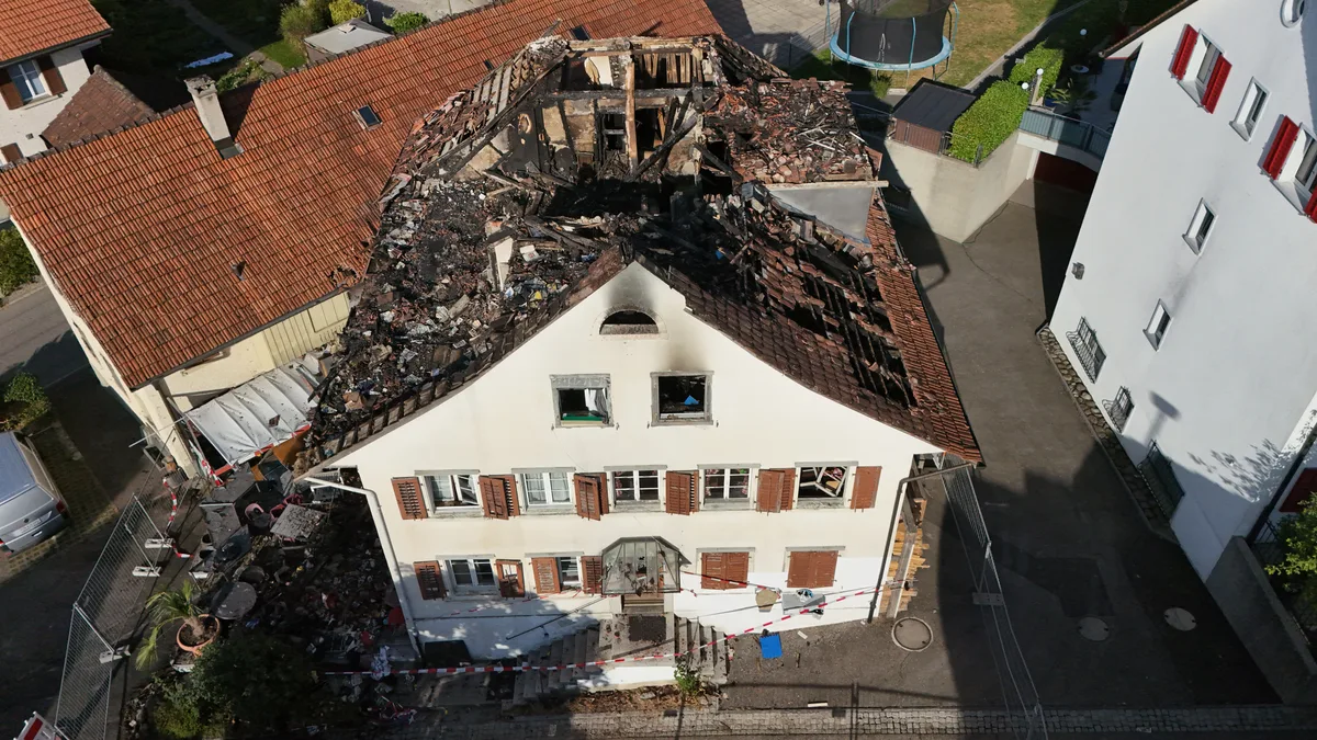 Die Schäden am betroffenen Haus sind nach dem Brand in Illnau gross. Die Schäden am betroffenen Haus sind nach dem Brand in Illnau gross.