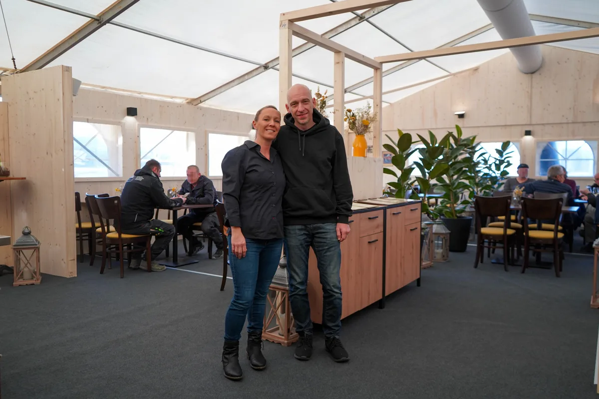 28293790-3 Sabrina Gisler und Markus Zürcher, Pächter des Specks, im November 2025.