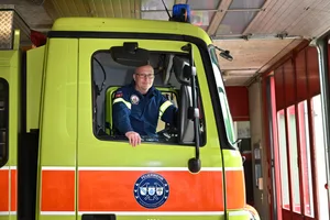 Ein Mann – zwei Feuerwehrfamilien: Roger von Allmen rückt jeweils sowohl für Illnau-Effretikon/Lindau als auch für Neos Voutzas aus. Ein Mann – zwei Feuerwehrfamilien: Roger von Allmen rückt jeweils sowohl für Illnau-Effretikon/Lindau als auch für Neos Voutzas aus.