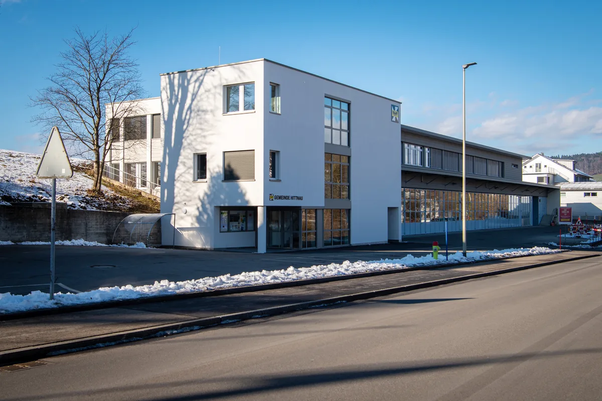 20740800-4 Das Gemeindehaus in Hittnau kurz nach Bezug im Januar 2022. Die kalten Temperaturen von damals wünscht man sich derzeit zurück. (Archivbild)