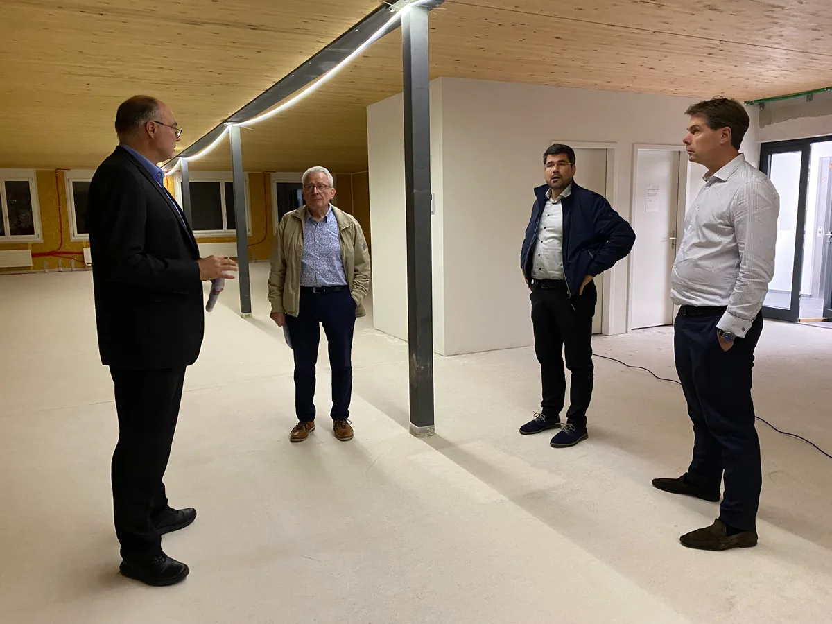 Iwan Hubschmid (links), Geschäftsleiter des Sozialdiensts Pfäffikon, und Albert von Allmen (2.v.l.) führen SVP-Kantonsrat Paul von Euw und FDP-Kantonsrat Andreas Juchli (r.) durch das Gebäude.