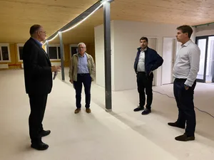 31675928-3 Iwan Hubschmid (links), Geschäftsleiter des Sozialdiensts Pfäffikon, und Albert von Allmen (2.v.l.) führen SVP-Kantonsrat Paul von Euw und FDP-Kantonsrat Andreas Juchli (r.) durch das Gebäude.