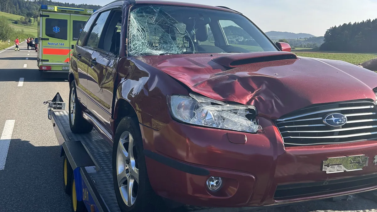 29860759-1 Die rechte Seite des Fahrzeugs wurde bei dem Unfall komplett zerstört.