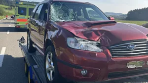 29860759-1 Die rechte Seite des Fahrzeugs wurde bei dem Unfall komplett zerstört.