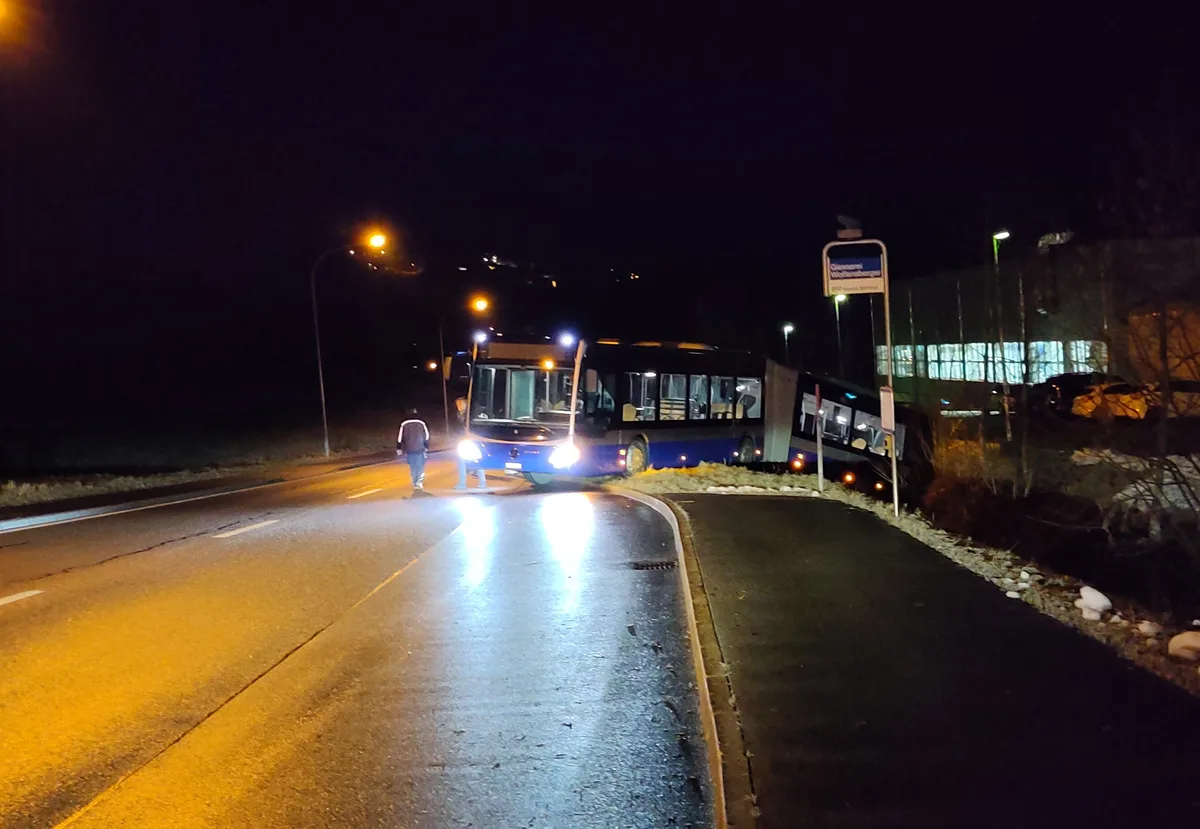 Auf Höhe der Giesserei Wolfensberger verunfallte ein Bus der VZO. Auf Höhe der Giesserei Wolfensberger verunfallte ein Bus der VZO.