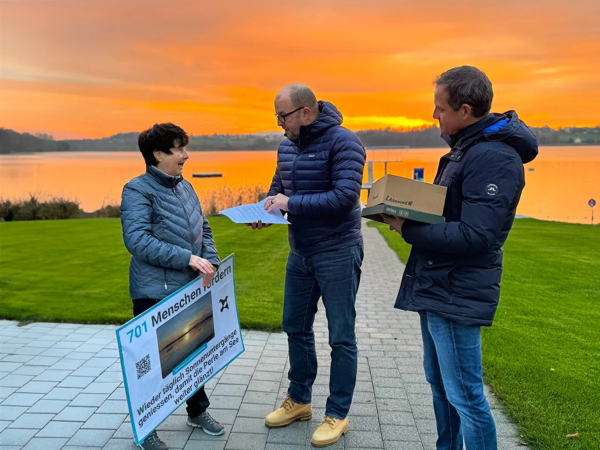 Im Sonnenuntergang wurde die Petition zu einer länger geöffneten Badi übergeben.
