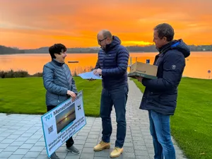Im Sonnenuntergang wurde die Petition zu einer länger geöffneten Badi übergeben. Im Sonnenuntergang wurde die Petition zu einer länger geöffneten Badi übergeben.