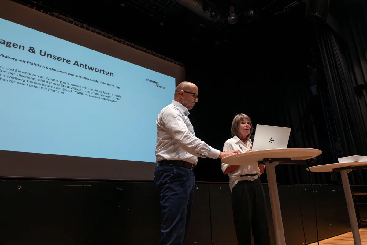 Die Gemeindepräsidentin von Wildberg, Esther Pfenninger (FDP), und der Gemeindepräsident von Pfäffikon, Marco Hirzel, informierten im Chesselhuus über den Fusionsvertrag. Die Gemeindepräsidentin von Wildberg, Esther Pfenninger (FDP), und der Gemeindepräsident von Pfäffikon, Marco Hirzel, informierten im Chesselhuus über den Fusionsvertrag.
