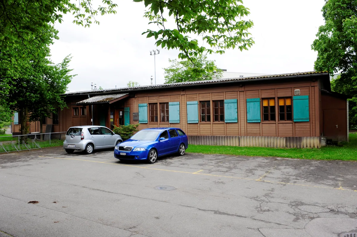 Die ehemalige Postbaracke beim Schulhaus Watt ist schon lange in einem schlechten Zustand. Nun wird sie abgerissen. Die ehemalige Postbaracke beim Schulhaus Watt ist schon lange in einem schlechten Zustand. Nun wird sie abgerissen.