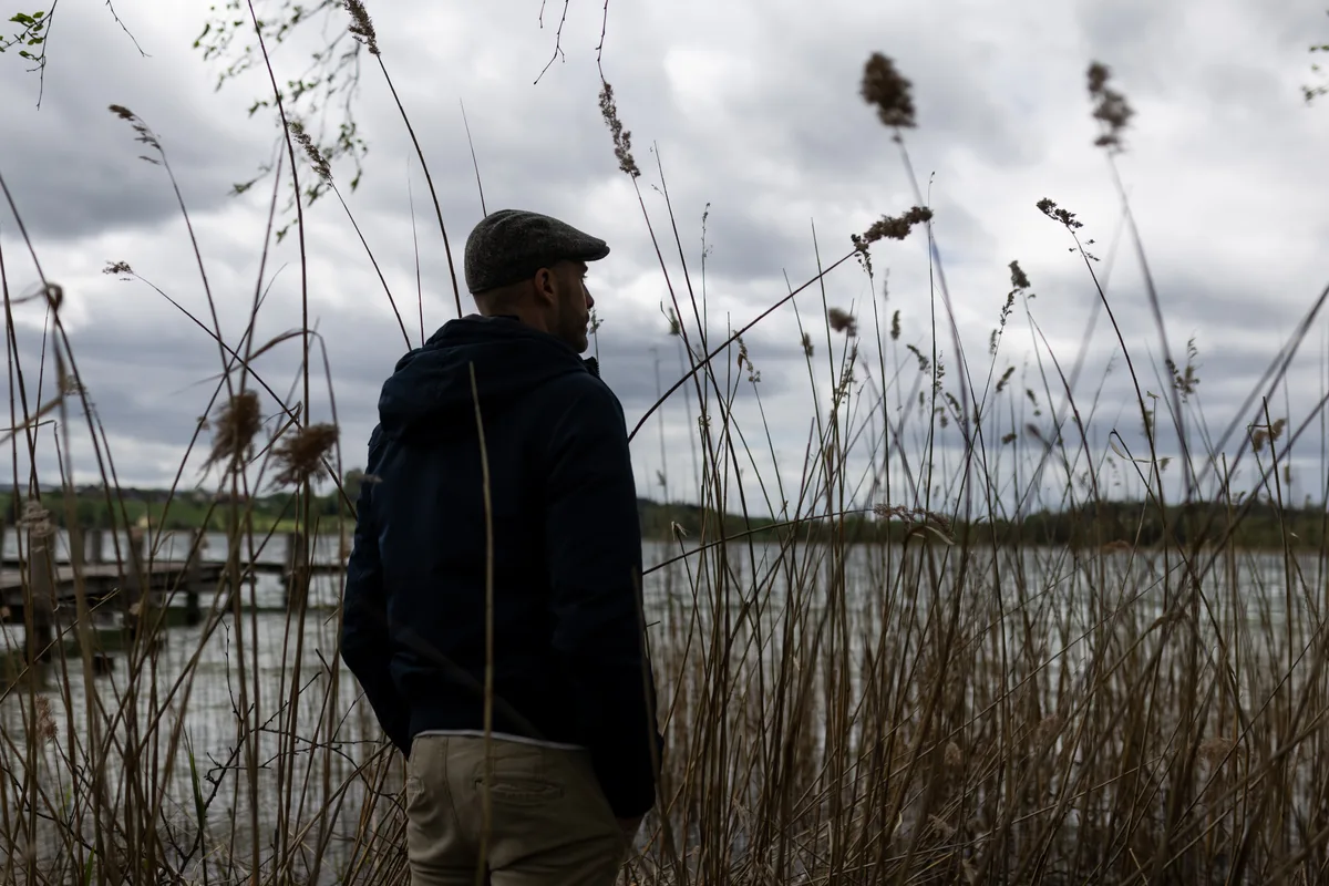 Anonymer Lehrer am See Pfäffikon portraitiert