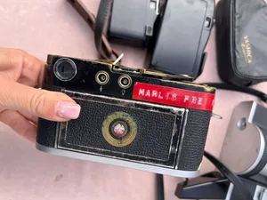 Dass die zu ersteigernde Leica M2 offensichtlich häufig im Einsatz war, macht sie nicht weniger gefragt. Dass die zu ersteigernde Leica M2 offensichtlich häufig im Einsatz war, macht sie nicht weniger gefragt.
