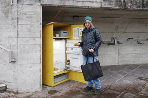 15186118-2 Christine Gerber hat den ersten öffentlichen Kühlschrank auf Stadtgebiet mitinitiiert. Mit einem Team von Freiwilligen kontrolliert sie ihn regelmässig, bringt aber auch eigenes Übriggebliebenes.