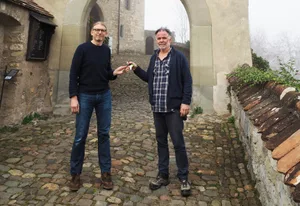 31716011-14 Benjamin Hitz (links) übernimmt die Leitung des Museums Schloss Kyburg von Ueli Stauffacher.