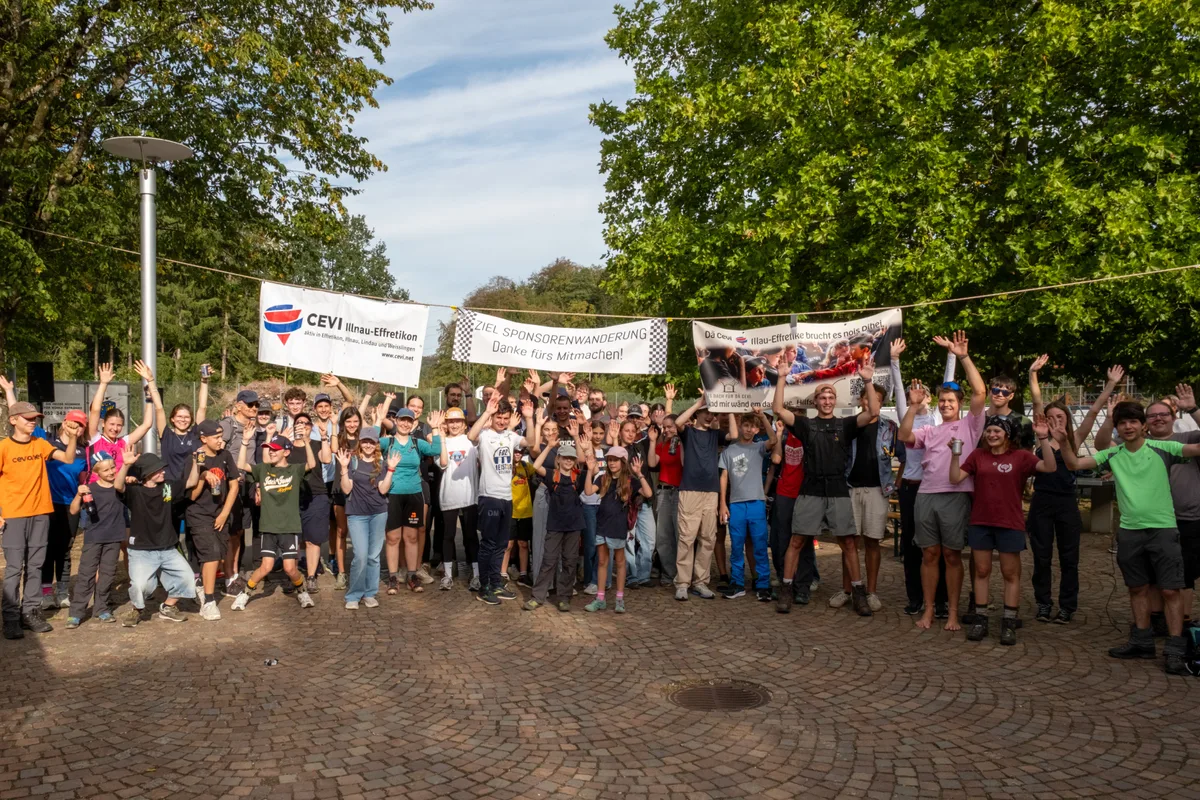 13685602-2 Stolze Gesichter strahlten der Kamera nach dem 100-Kilometer-Marsch entgegen.