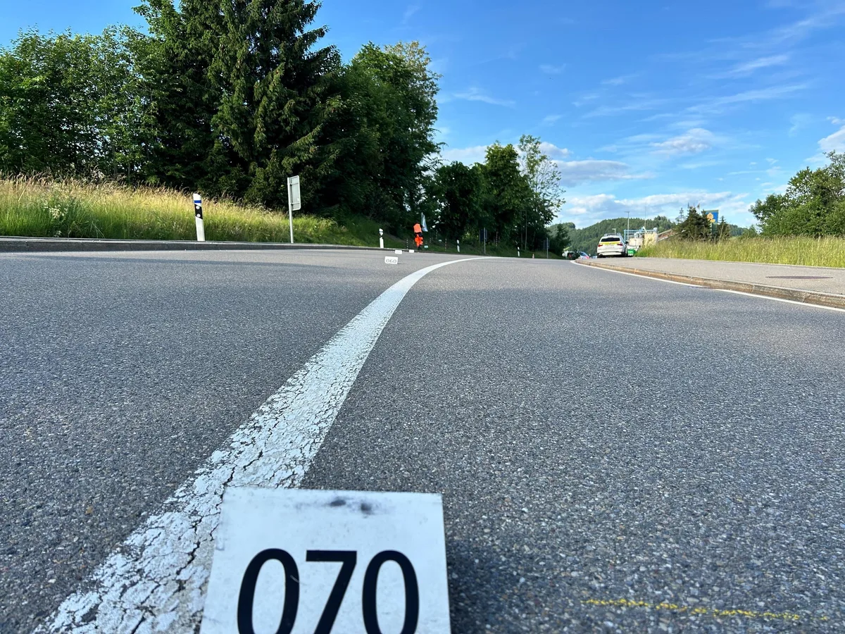 Spurensicherung: Hier starb am Freitagnachmittag ein 57-jähriger Motorradfahrer.