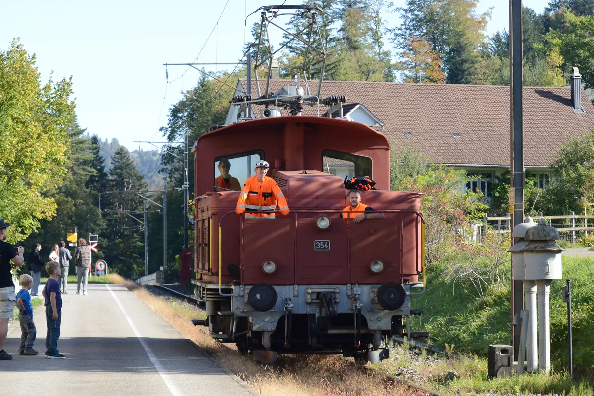 Der Löschzug bei der Einfahrt im Bahnhof Neuthal, an Bord Lokführer Rolf Geier, Sven Baumgartner (links) und Alessandro «Bröms» Bruhin. Der Löschzug bei der Einfahrt im Bahnhof Neuthal, an Bord Lokführer Rolf Geier, Sven Baumgartner (links) und Alessandro «Bröms» Bruhin.