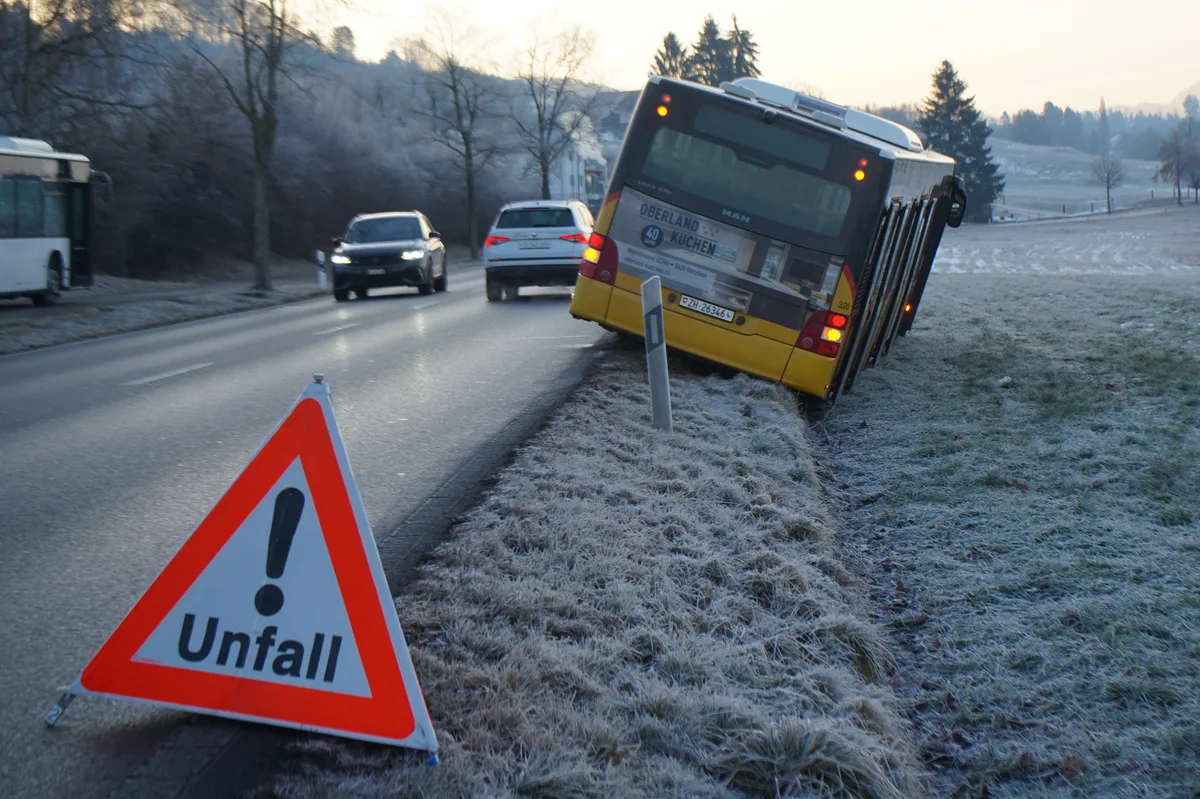 Abruptes Ende der Busfahrt von Pfäffikon nach Wetzikon: Nach einem Ausweichmanöver kam der Bus von der Strasse ab.