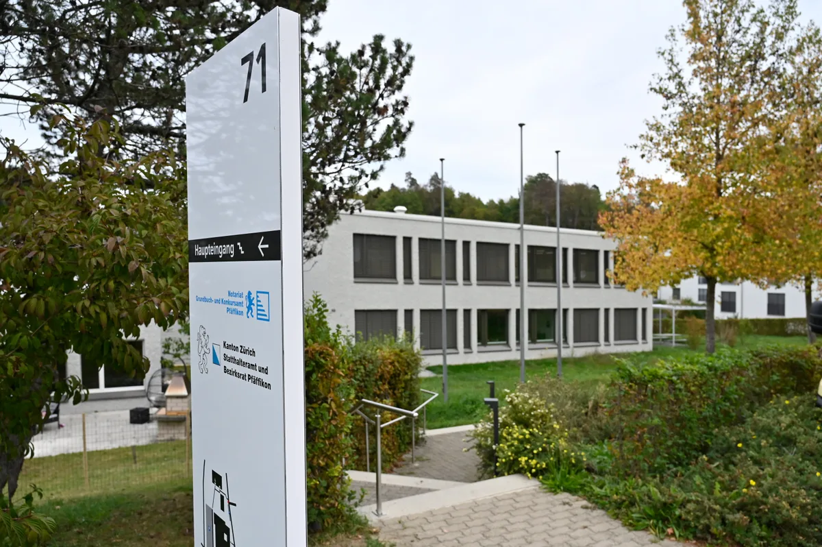 13938293-2 Der Gemeinderat Pfäffikon hat dem Projekt zur Verlegung des Polizeipostens der Polizei Region Pfäffikon vom heutigen Standort in Fehraltorf in die Bezirksanlage an der Hörnlistrasse 71 in Pfäffikon zugestimmt.