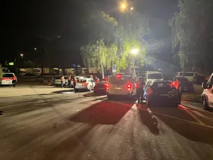 Hier kontrolliert ein Polizeikorps die Fahrzeuge auf dem Autobahnrastplatz bei Kemptthal. Hier kontrolliert ein Polizeikorps die Fahrzeuge auf dem Autobahnrastplatz bei Kemptthal.