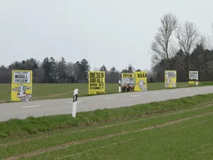 Der Plexiglas-Würfel wird laufend mit dem gesammelten Abfall aus der Umgebung befüllt. Der Plexiglas-Würfel wird laufend mit dem gesammelten Abfall aus der Umgebung befüllt.