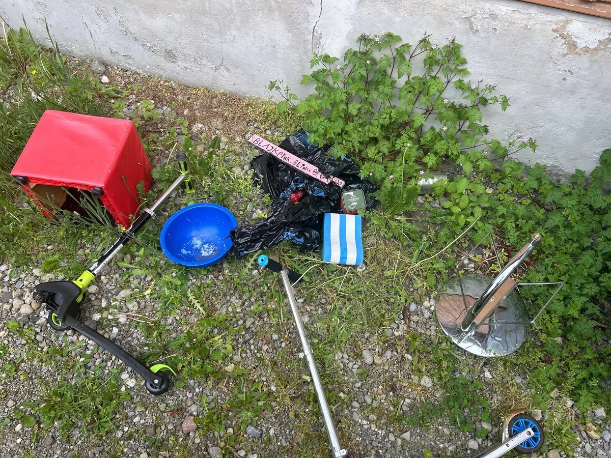 Ein Bild, das die Polizei Region Pfäffikon immer häufiger antrifft: illegal entsorgter Abfall.