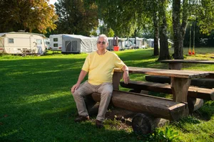 31725663-34 Unzählige Erinnerungen: An jeder Ecke des Campingplatzes hat Willi Wohlgemuth etwas zu erzählen.