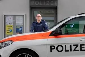 25312986-5 Neuer Polizeichef Christoph Zeller vor dem Posten in Fehraltorf